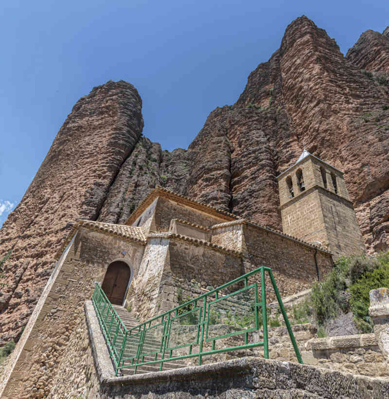 Huesca - Las Peñas de Riglos 11 - iglesia de Nuestra Señora de los Mallos.jpg